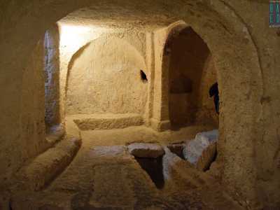 Dopo averli calcati infatti ci ritroviamo nella chiesa rupestre originaria, quella che fu utilizzata dal Medioevo fino all�800 come cripta funeraria